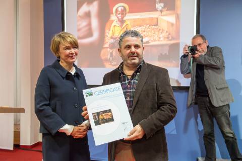 Der spanische Fotograf Antonio Aragon Renuncio wurde am Donnerstag (20.12.2018) in Berlin mit dem Preis UNICEF-Foto des Jahres ausgezeichnet. (Foto: Die Ehefrau von Bundespraesident Frank-Walter Steinmeier und Unicef-Schirmherrin Elke Buedenbender und der Fotograf Antonio Aragon Renuncio). Er erhielt den Preis fuer sein Foto eines behinderten Jungen im afrikanischen Togo. Den zweiten Preis erhielt der aus Bangladesch stammende Fotograf Turjoy Chowdhury, der staatenlos geborene Babys in einem Fluechtlingscamp der aus Myanmar geflohenen Rohingya fotografierte. Die israelische Fotografin Rina Castelnuovo erhielt den dritten Preis fuer ihre Bilderreportage ueber einen palaestinensischen Jungen Mohammed, der an einer seltenen Autoimmunerkrankung leidet. (Siehe epd-Bericht vom 20.12.2018)