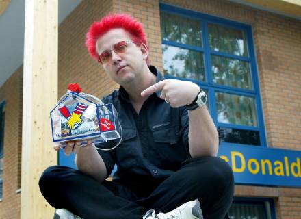 Sebastian Krumbiegel, Saenger der Prinzen , praesentiert eine Spendenbox vor dem Ronald McDonald Haus in Leipzig am Montag, 13. Mai 2002. Der Frontman der bekannten Pop-Gruppe ist Schirmherr des Hauses der internationalen Stiftung McDonald s Kinderhilfe. Er ist zudem Initiator eines Konzertes zu Ehren des an Krebs verstorbenen US Punk-Rockers Joey Ramone. Ein Teil der Einnahmen kommt der Leipziger Einrichtung zu Gute. ( Eckehard Schulz) LEIPZIG DEU