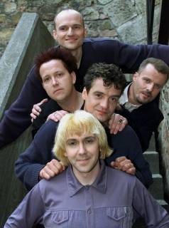 Anlaesslich der Vorstellung ihrer neuen CD posieren die Prinzen fuer ein Familienfoto im Leipziger Studentenklub Moritzbastei am Dienstag, 4. Mai 1999. Nach zweijaehriger Pause gaben die ehemaligen Thomaner Tobias Kuenzel, Jens Sembdner, Sebastian Krumbiegel, Henri Schmidt und Wolfgang Lenk (von vorn nach hinten) wieder ein Lifekonzert mit den Titeln ihrer CD So viel Spass fuer wenig Geld . Ab 23. Mai 1999 gegen die Prinzen auf Deutschlandtour.( Eckehard Schulz) LEIPZIG DEU