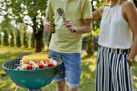 Young couple having a barbecue in garden model released Symbolfoto property released  ZEDF01587