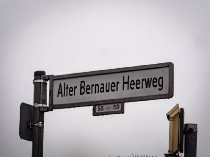 Berlin Reinickendorf OT Lübars; Alter Bernauer Heerweg; es gibt Pläne, die beidseitige Sackgasse zu öffnen als Verbindung zwischen Pankow und Reinickendorf Berlin