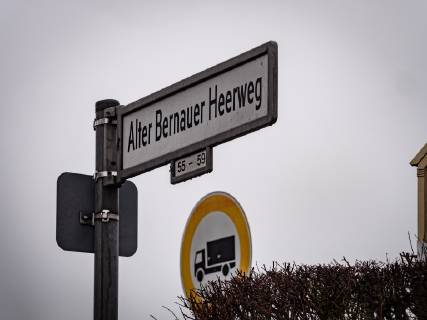 Berlin Reinickendorf OT Lübars; Alter Bernauer Heerweg; es gibt Pläne, die beidseitige Sackgasse zu öffnen als Verbindung zwischen Pankow und Reinickendorf Berlin