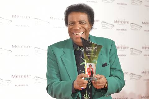 Entertainment Bilder des Tages Verleihung 20 Jahre SMAGO AWARD Roberto Blanco am roten Teppich 20 Jahre Verleihung SMAGO AWARD in Berlin am 13.01.2019