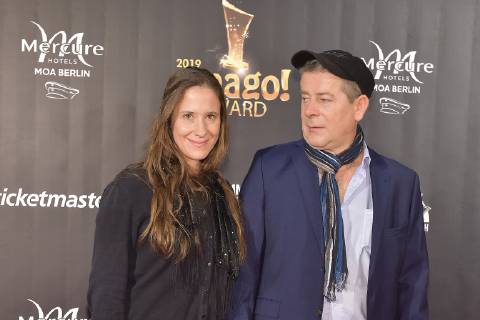 Verleihung 20 Jahre SMAGO AWARD Michael Hirte mit Straßenmusikerin Simone Oberstein am roten Teppich 20 Jahre Verleihung SMAGO AWARD in Berlin am 13.01.2019