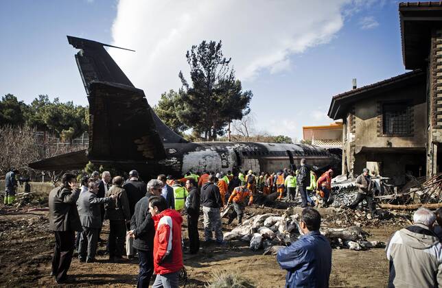 News Themen der Woche KW03 News Bilder des Tages (190114) -- KARAJ, Jan. 14, 2019 -- Rescuers work at the crash site of a Boeing 707 plane in Karaj, Iran, Jan. 14, 2019. At least 15 people were killed on Monday in the crash. ) IRAN-KARAJ-PLANE CRASH AhmadxHalabisaz 