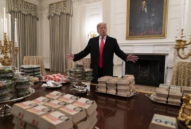 Entertainment Themen der Woche KW03 Entertainment Bilder des Tages United States President Donald J. Trump presents fast food burgers and pizza that is to be served to the Clemson Tigers to celebrate their NCAA Football Championship at the White House on January 14, 2019. The fast-food was apparently necessary due to the recent snow and the partial government shutdown.  WAX20190114106 ChrisxKleponis