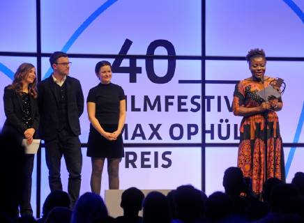 Das 40. Max Ophüls Filmfestival endet am Samstag (19.01.2019) mit der großen Preisverleihung im Saarbrücker E-Werk. Im Bild:Joy Alphonsus erhält einen Preis als beste Nachwuchsschauspielerin und nimmt den Preis für den gesellschaftlichen relevanten Film für JOY entgegen, in dem sie die Hauptrolle spielt.