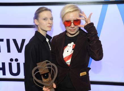 Das 40. Max Ophüls Filmfestival endet am Samstag (19.01.2019) mit der großen Preisverleihung im Saarbrücker E-Werk. Im Bild: Den Publikumspreis bester Spielfilm erhält Regisseurin Elena Tikhonova (rechts) für ihren Film Kaviar und feiert dies mit Schauspielerin Darya Nosik.