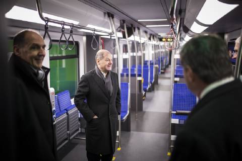 Bundesfinanzminister Olaf Scholz (L), SPD, aufgenommen in einer nachgebauten S-Bahn bei einem Besuch des Filmparks Babelsberg in Potsdam, 24.01.2019. Potsdam Germany Copyright: xFlorianxGaertnerx