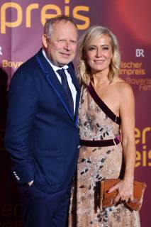 Axel MILBERG (Schauspieler) mit Ehefrau Judith. Bayerischer Filmpreis 2018-Red Carpet,Roter Teppich,am 25.01.2019 im Prinzregententheater in Muenchen.