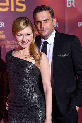 Sebastian BEZZEL (Schauspieler) mit Ehefrau Johanna Christine GEHLEN (Schauspielerin). Bayerischer Filmpreis 2018-Red Carpet,Roter Teppich,am 25.01.2019 im Prinzregententheater in Muenchen.