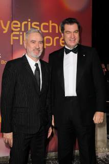 Markus Soeder (Bayerischer Ministerpraesident) und Roland Emmerich, Verleihung des Bayerischen Filmpreis 2019 im Prinzrengententheater in Muenchen am 25.01.2018