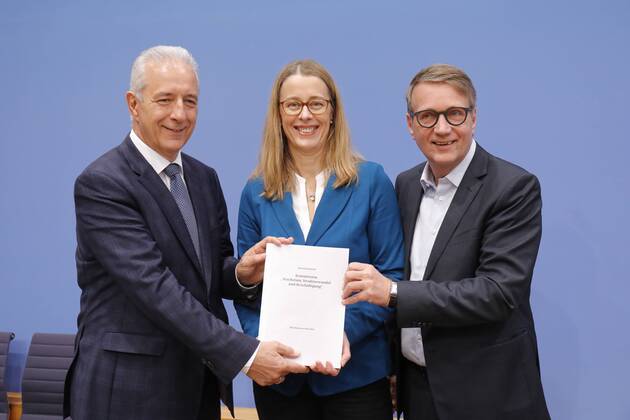News Themen der Woche KW04 News Bilder des Tages Stanislaw Tillich, Vorsitzender der Kohlekommission, Prof. Barbara Praetorius, Vorsitzender der Kohlekommission, Ronald Pofalla, Vorsitzender der Kohlekommission, Deutschland, Berlin, Bundespressekonferenz, Thema: Abschlussbericht der Kommission Wachstum, Strukturwandel und Beschäftigung (Kohlekommission), 26.01.2019