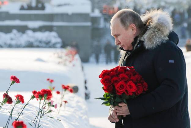 News Themen der Woche KW04 News Bilder des Tages ST PETERSBURG, RUSSIA - JANUARY 27, 2019: Russia s President Vladimir Putin lays flowers at St Petersburg s Piskaryovskoye Memorial Cemetery to mark the 75th anniversary of the lifting of the WWII Siege of Leningrad. Mikhail Metzel TASS  TS09F2DB