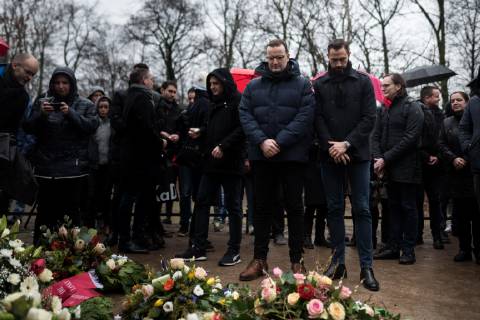 Bundesminister f??r Gesundheit, Jens Spahn von der Christlich Demokratischen Union (ml, CSU) und sein Ehemann Daniel Funke w??hrend des Stillen Gedenkens an die im Nationalsozialusmus verfolgten Homosexuellen des Lesben- und Schwulenverband (LSVD) am 27.01.2019 am Denkmal f??r die im Nationalsozialismus verfolgten Homosexuellen, in Berlin, Deutschland. Der 27. Januar ist in Deutschland seit 1996 ein bundesweiter, gesetzlich verankerter Gedenktag. Er ist als Jahrestag bezogen auf den 27. Januar 1945, den Tag der Befreiung des Vernichtungslagers Auschwitz-Birkenau und der beiden anderen Konzentrationslager Auschwitz durch die Rote Armee im letzten Jahr des Zweiten Weltkriegs.