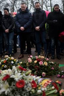 Bundesminister f??r Gesundheit, Jens Spahn von der Christlich Demokratischen Union (ml, CSU) und sein Ehemann Daniel Funke w??hrend des Stillen Gedenkens an die im Nationalsozialusmus verfolgten Homosexuellen des Lesben- und Schwulenverband (LSVD) am 27.01.2019 am Denkmal f??r die im Nationalsozialismus verfolgten Homosexuellen, in Berlin, Deutschland. Der 27. Januar ist in Deutschland seit 1996 ein bundesweiter, gesetzlich verankerter Gedenktag. Er ist als Jahrestag bezogen auf den 27. Januar 1945, den Tag der Befreiung des Vernichtungslagers Auschwitz-Birkenau und der beiden anderen Konzentrationslager Auschwitz durch die Rote Armee im letzten Jahr des Zweiten Weltkriegs.