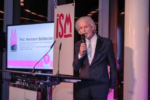 Preistraeger Dr. Hermann Buehlbecker (Alleininhaber LAAMBERTZ) bei Verleihung ISM Award in Skytower an der Koelnmesse.