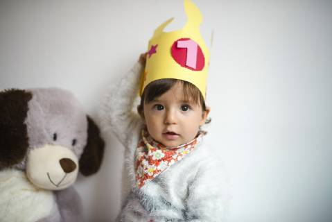Portrait of baby girl with paper crown on first birthday model released Symbolfoto  GEMF01826