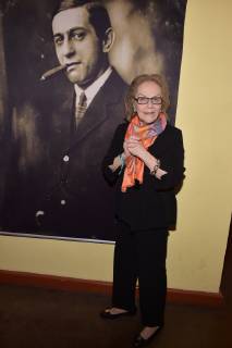 Ernst-Lubitsch-Preis Verleihung Nicola Lubitsch und einem PortraitBild ihres Vaters Ernst Lubitsch bei der Ernst-Lubitsch-Preis Verleihung vom Club der Filmjournalisten Berlin e.V. im Kino Babylon in Berlin am 30.01.2019