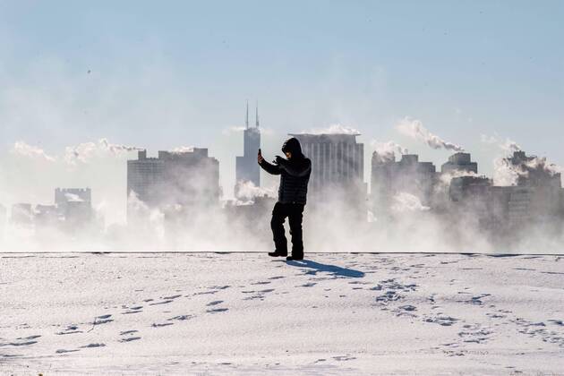 News Themen der Woche KW05 News Bilder des Tages (190130) -- CHICAGO, Jan. 30, 2019 -- A man takes a selfie video with the Chicago skyline in the background from Montrose Harbor in Chicago, the United States, on Jan. 30, 2019. Chicago s record for the coldest temperature was shattered on Wednesday as the polar vortex struck the biggest city in the U.S. Midwest, according to the National Weather Service (NWS). ) U.S.-CHICAGO-TEMPERATURE-COLDEST-RECORD-BREAKING PatrickxGorski 