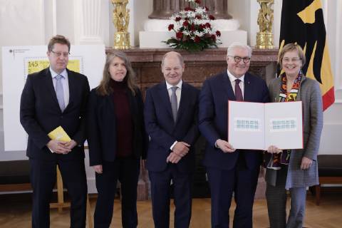 News Bilder des Tages Bundesfinanzminister Olaf Scholz, Bundespräsident Frank-Walter Steinmeier, Deutschland, Berlin, Schloss Bellevue, Der Bundesfinanzminister Olaf Scholz, stellt die Sonderbriefmarken im Schloss Bellevue vor und überreicht ein Album an Bundespräsident Frank-Walter Steinmeier, 04.02.2019