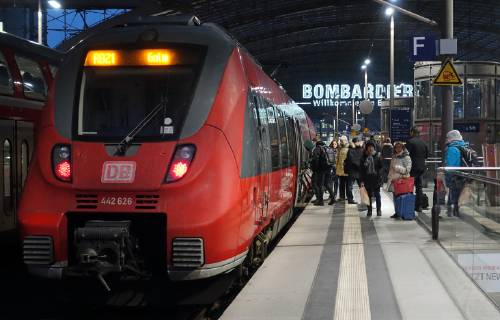 25.01.2019, Berlin, GER - Reisende steigen am Hauptbahnhof in eine Regionalbahn der Linie 21 ein. (Alltag, Bahn, Bahnhof, Bahnreise, Bahnreisende, Bahnstation, Bahnsteig, Bahnverkehr, befoerdern, Befoerderung, Berlin, Berliner Hauptbahnhof, Bundesbahn, DB, deutsch, Deutsche Bahn, Deutsche Bahn AG, Deutschland, Die Bahn, einsteigen, Einstieg, Eisenbahn, Europa, europaeisch, Fernverkehr, Freizeit, Gesellschaft, Gleis, Hauptbahnhof, innen, Innenaufnahme, Jahreszeit, Kaukasier, kaukasisch, Menschen, Nahverkehr, Pendler, Personen, Personenbefoerderung, Personenfernverkehr, Personentransport, QF, Querformat, RB 21, Regionalbahn, Regionalexpress, Regionalverkehr, Reise, Reisen, Reisende, Schiene, Schienenverkehr, Stadt, Transport, unterwegs, Urlaub, Urlauber, Verkehr, verreisen, Westeuropa, Winter, Wirtschaft, Zug) 190125D835BERLIN