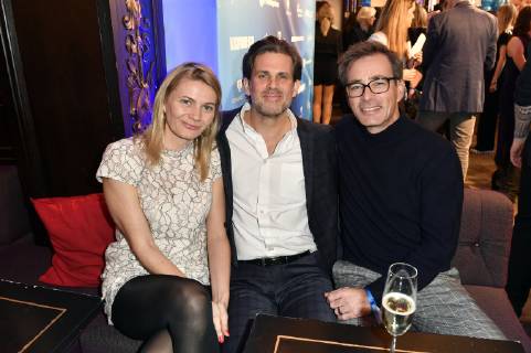 Steffen Groth mit Freundin Ana Große Halbuer und Jan Sosniok bei der Verleihung des Blaue Blume Award 2019 im Restaurant Grosz. Berlin, 06.02.2019