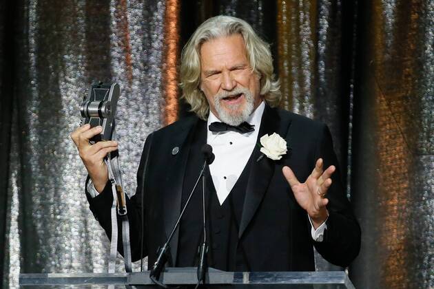 Entertainment Themen der Woche KW06 Entertainment Bilder des Tages ASC Board of Governors Award honoree Jeff Bridges uses a Widelux panoramic camera to take a photo of the crowd as he accepts his award at the 33rd annual ASC Awards and The American Society of Cinematographers 100th Anniversary Celebration at the Ray Dolby Ballroom at Hollywood & Highland, Saturday, February 9, 2019 in Hollywood, California. Photo by Danny Moloshok Moloshok Photography, Inc. imageSPACE MediaPunch Copyright: ximageSPACEx