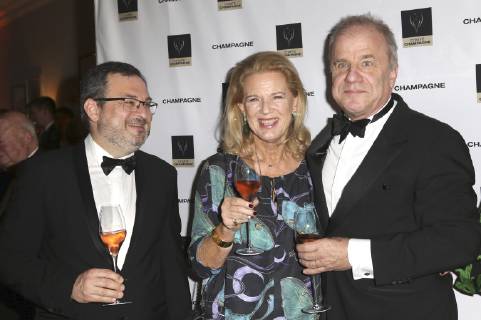 Vincent Perrin, Dorothee Röhrig und Hubertus Meyer-Burckhardt bei der Verleihung des Champagne-Preis für Lebensfreude 2019 im Hotel Louis C. Jacob. Hamburg, 11.02.2019