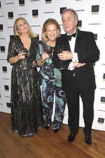 Barbara Schöneberger, Dorothee Röhrig und Hubertus Meyer-Burckhardt bei der Verleihung des Champagne-Preis für Lebensfreude 2019 im Hotel Louis C. Jacob. Hamburg, 11.02.2019