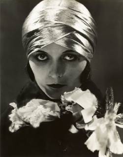 Pola Negri, circa 1925 File Reference 33751_112THA  Copyright: xCinemaxLegacyxCollection ThexHollywoodxArchivex 33751_112THA The Hollywood Archive