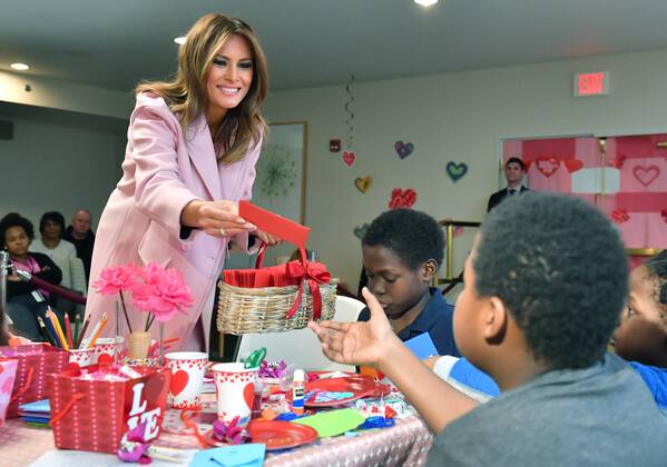 Entertainment Themen der Woche KW07 Entertainment Bilder des Tages First Lady Melania Trump dans out Valentine s Day cards as she visits with sick children at the Children s Inn on the campus of the National Institutes of Health, in Bethesda, Maryland on February 14, 2019.  WAP20190214316 KEVINxDIETSCH