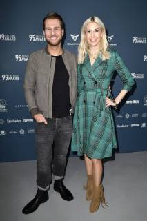 Maurice Gajda mit Begleitung beim 99Fire Films Award während der Berlinale 2019 im Umspannwerk Alexanderplatz. Berlin, 14.02.2019
