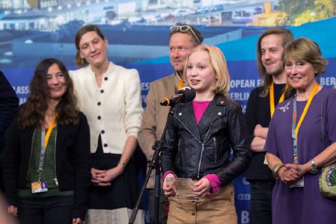 Entertainment Bilder des Tages Schauspielerin Helena Zengel mit dem Preis der Leserjury der Berliner Morgenpost für den Film SYSTEMSPRENGER anlässlich der Preisverleihung der 69. Internationalen Filmfestspiele Berlin snapshot-photography xSeeliger