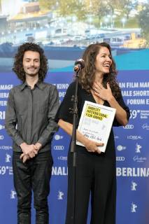 Regisseurin Eliza Capai und Yuri Amaral mit dem Amnesty International Filmpreis für den Film ESPERO TUA - YOUR TURN anlässlich der Preisverleihung der 69. Internationalen Filmfestspiele Berlin snapshot-photography xSeeliger