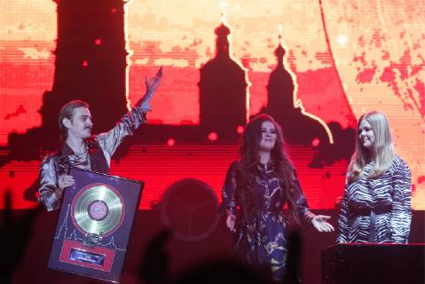 ST PETERSBURG, RUSSIA - FEBRUARY 16, 2019: Ilya Prusikin, Sofya Tayurskaya of the Little Big band and director Alina Pyazuk (L-R) receive an award for the best music video at the 2019 Chartova Dyuzhina music award ceremony at VTB Ice Palace. Alexander Demianchuk TASS  TS0A1532