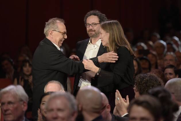 Der scheidende Festivaldirektor Dieter Kosslick mit den zukünftigen Festivalleitern Carb Chatrian und Mariette Rissenbeek während der Preisverleihung anlässlich der 69. Internationalen Filmfestspiele Berlin 69. Internationale Filmfestspiele Berlin - Preisverleihung