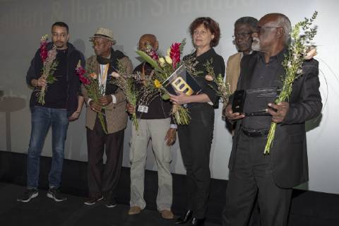 Regisseur Suhaib Gasmelbari mit Darstellern und Filmproduzentin während der Preisverleihung des Panorama Publikums Preises (PPP) anlässlich der 69. Internationalen Filmfestspiele Berlin 69. Internationale Filmfestspiele Berlin - Preisverleihung