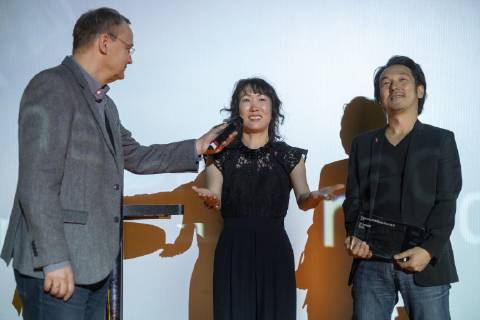 Moderator Knut Elstermann mit Regisseurin Hikari und ihrem Produzenten während der Preisverleihung des Panorama Publikums Preises (PPP) anlässlich der 69. Internationalen Filmfestspiele Berlin 69. Internationale Filmfestspiele Berlin - Preisverleihung