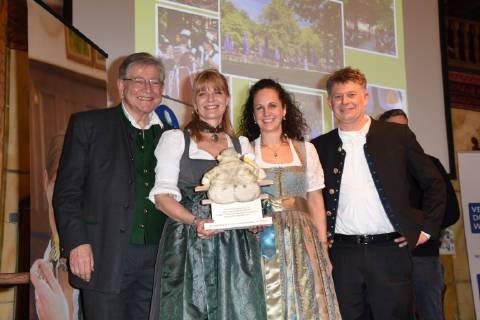 Dr Thomas Goppel Lieblingsbiergarten ueber 500 Plaetze Rina Den Drijver Waldgasthof Buchenhain Baierbrunn Dr Ursula Zimmermann Organisatorin Stefan Kastner Waldgasthof Buchenhain Baierbrunn Muenchen 18.02.19 Hofbraeuhaus Bayerischer Wirtshauskultur Preisverleihung Fuer Lieblingsbiergarten und Bayerischer Stammtischbruder 2019 Wettbewerb Wirtshaus