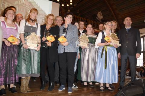 Preistraegerinnen mit Hubert Aiwanger Minister Muenchen 18.02.19 Hofbraeuhaus Bayerischer Wirtshauskultur Preisverleihung Fuer Lieblingsbiergarten und Bayerischer Stammtischbruder 2019 Wettbewerb Wirtshaus