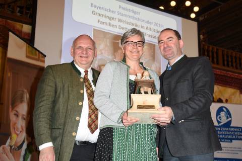 Franz Bergmueller Wirt Wirtshaus Kultur Vorsitzender Bayerischer Stammtischbruder 2019 Gewinner Sabine Detter Graminger Weissbraeu Altoetting Mit Hubert Aiwanger Minister Muenchen 18.02.19 Hofbraeuhaus Bayerischer Wirtshauskultur Preisverleihung Fuer Lieblingsbiergarten und Bayerischer Stammtischbruder 2019 Wettbewerb Wirtshaus