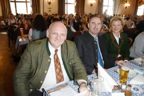 Franz Bergmueller Wirt Bayerische Wirtshauskultur Vorsitzender Hubert Aiwanger Minister Angela Inselkammer Muenchen 18.02.19 Hofbraeuhaus Bayerischer Wirtshauskultur Preisverleihung Fuer Lieblingsbiergarten und Bayerischer Stammtischbruder 2019 Wettbewerb Wirtshaus