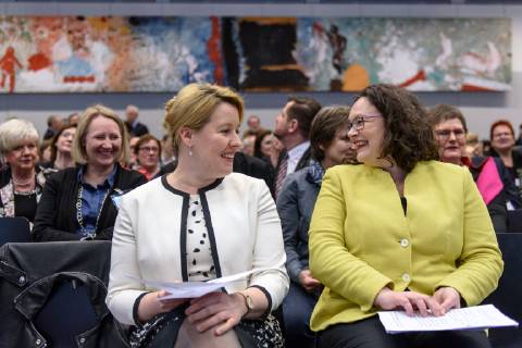 News Bilder des Tages Die SPD-Bundestagsfraktion feiert den 100. Jahre Frauenwahlrecht Deutschland, Berlin - 18 02 2019: Veranstaltung der SPD-Bundestagsfraktion zu 100 Jahre Frauenwahlrecht – Unser Ziel ist Parität und Verleihung des Marie-Juchacz-Preises 2019. Im Bild lachen sich Andrea Nahles (Vorsitzende der SPD-Bundestagsfraktion, Bundesministerin für Arbeit und Soziales) und Franziska Giffey (Bundesministerin für Familie, Senioren, Frauen und Jugend, SPD) an. Berlin Bundestag Berlin Deutschland