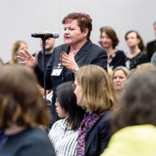 Die SPD-Bundestagsfraktion feiert den 100. Jahre Frauenwahlrecht Deutschland, Berlin - 18 02 2019: Veranstaltung der SPD-Bundestagsfraktion zu 100 Jahre Frauenwahlrecht – Unser Ziel ist Parität und Verleihung des Marie-Juchacz-Preises 2019. Im Bild stellt Ines Schmidt (Die Linke) eine Frage an das Podium. Berlin Bundestag Berlin Deutschland