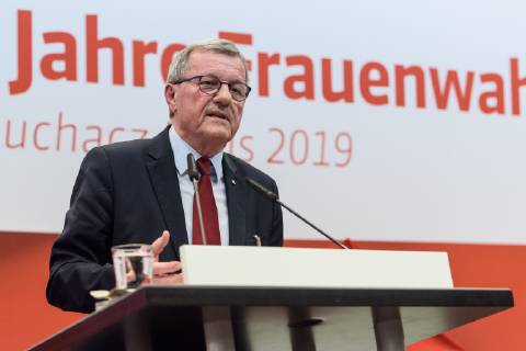 Die SPD-Bundestagsfraktion feiert den 100. Jahre Frauenwahlrecht Deutschland, Berlin - 18 02 2019: Veranstaltung der SPD-Bundestagsfraktion zu 100 Jahre Frauenwahlrecht – Unser Ziel ist Parität und Verleihung des Marie-Juchacz-Preises 2019. Im Bild ist Wilhelm Schmidt (Präsident der Arbeiterwohlfahrt e.V., AWO) zu sehen. Berlin Bundestag Berlin Deutschland