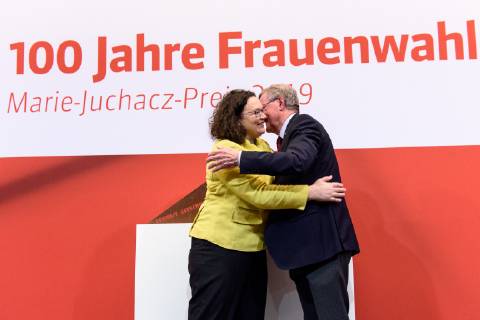 Die SPD-Bundestagsfraktion feiert den 100. Jahre Frauenwahlrecht Deutschland, Berlin - 18 02 2019: Veranstaltung der SPD-Bundestagsfraktion zu 100 Jahre Frauenwahlrecht – Unser Ziel ist Parität und Verleihung des Marie-Juchacz-Preises 2019. Im Bild umarmen sich Wilhelm Schmidt (Präsident der Arbeiterwohlfahrt e.V., AWO) und Andrea Nahles (Vorsitzende der SPD-Bundestagsfraktion, Bundesministerin für Arbeit und Soziales). Berlin Bundestag Berlin Deutschland