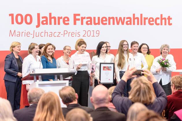 Die SPD-Bundestagsfraktion feiert den 100. Jahre Frauenwahlrecht Deutschland, Berlin - 18 02 2019: Veranstaltung der SPD-Bundestagsfraktion zu 100 Jahre Frauenwahlrecht – Unser Ziel ist Parität und Verleihung des Marie-Juchacz-Preises 2019. Im Bild ist ein Gruppenfoto der Preisträgerinnen des Projekt Frauenwahllokal Potsdam mit Eva Högel (Stellvertretende Vorsitzende der SPD-Bundestagsfration) und Andrea Nahles (Vorsitzende der SPD-Bundestagsfraktion, Bundesministerin für Arbeit und Soziales) zu sehen. Berlin Bundestag Berlin Deutschland