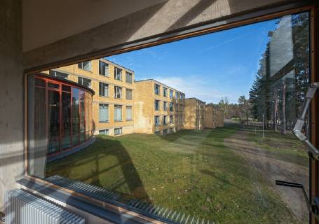 Bauhaus Denkmal Bundesschule Bernau bei Berlin (Foto vom 07.02.2019: Blick aus dem Speisesaal zu den Internatshaeusern). Das vor 100 Jahren in Weimar gegruendete Bauhaus hat auch in Brandenburg Spuren hinterlassen: Die 1930 eroeffnete Bundesschule des Allgemeinen Deutschen Gewerkschaftsbundes (ADGB) in Bernau bei Berlin gilt als eines der bedeutendsten Werke der Bauhaus-Schule und Inbegriff des rationalen Funktionalismus der modernen Architektur. Seit 1977 steht das von Hannes Meyer und Hans Wittwer entworfene Gebaeudeensemble unter Denkmalschutz, seit 2017 gehoert es zum Unesco-Weltkulturerbe der Bauhaus-Staetten. (Siehe epd-Bericht vom 19.02.19) Bauhaus Denkmal Bundesschule Bernau bei Berlin