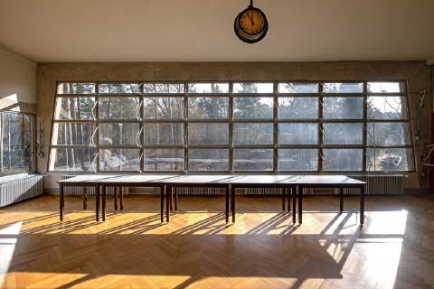 Bauhaus Denkmal Bundesschule Bernau bei Berlin (Foto vom 07.02.2019: Speisesaal). Das vor 100 Jahren in Weimar gegruendete Bauhaus hat auch in Brandenburg Spuren hinterlassen: Die 1930 eroeffnete Bundesschule des Allgemeinen Deutschen Gewerkschaftsbundes (ADGB) in Bernau bei Berlin gilt als eines der bedeutendsten Werke der Bauhaus-Schule und Inbegriff des rationalen Funktionalismus der modernen Architektur. Seit 1977 steht das von Hannes Meyer und Hans Wittwer entworfene Gebaeudeensemble unter Denkmalschutz, seit 2017 gehoert es zum Unesco-Weltkulturerbe der Bauhaus-Staetten. (Siehe epd-Bericht vom 19.02.19) Bauhaus Denkmal Bundesschule Bernau bei Berlin